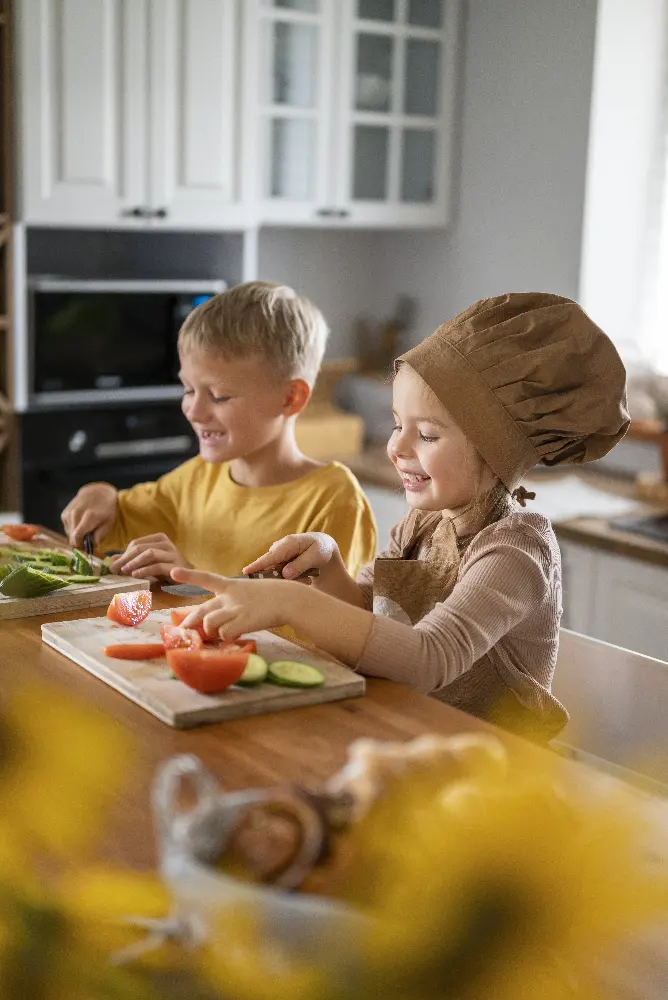 Photo d'enfant qui prépare le repas